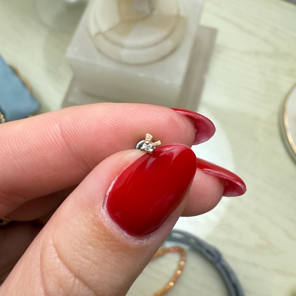 Pupil hall Sprite threadless end 14k yellow gold w/ diamond